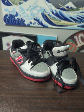 HEELYS Flow Runner Youth Size 1 Skate Shoes Black/red/gray Sneakers Wheels